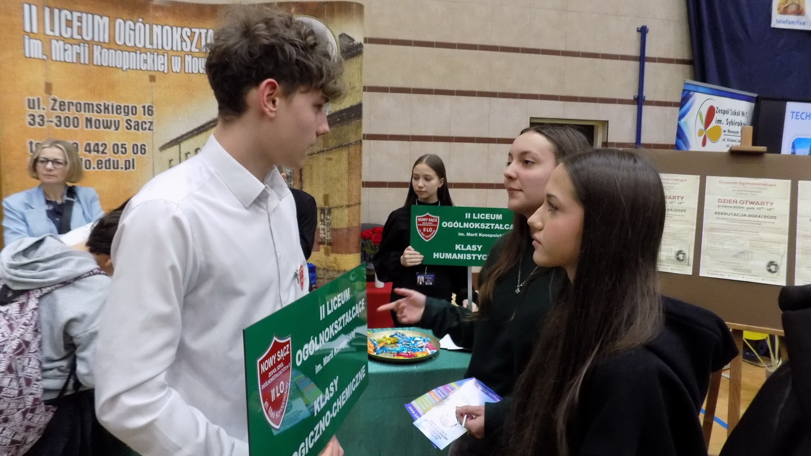 Zdjęcie Targi Szkół 2024 (9)b7a2d41b-cd00-40db-b6de-7fe5619f27d6.jpg w galerii Targi Szkół i Dzień Otwarty w II LO - 11.03.2024 r.